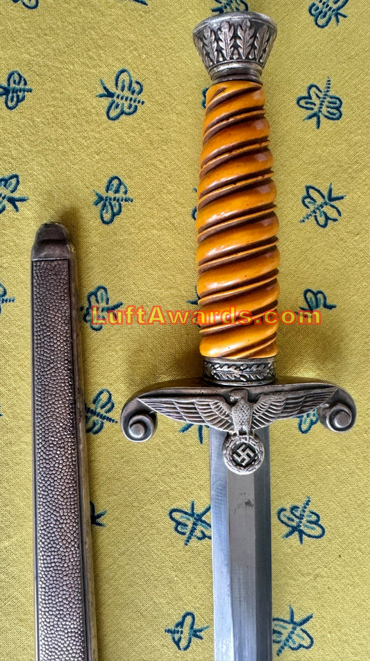 ARMEE Dagger Clean w/Deluxe Hangers